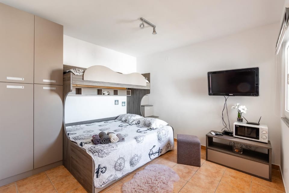 Bed, TV and multimedia, Living room, Seating area, towels