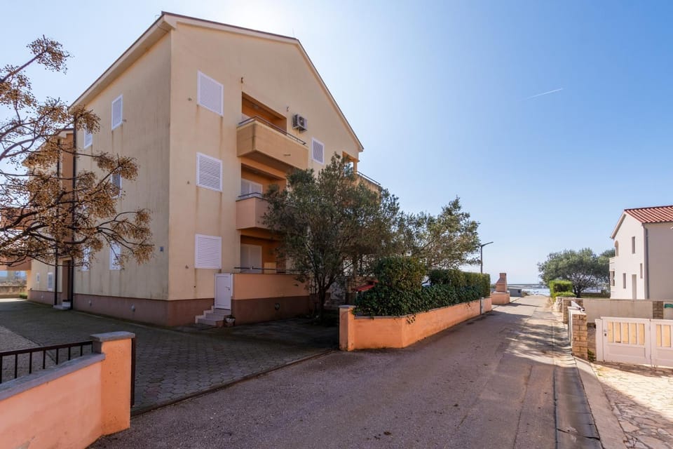 Property building, Day, Neighbourhood, Street view