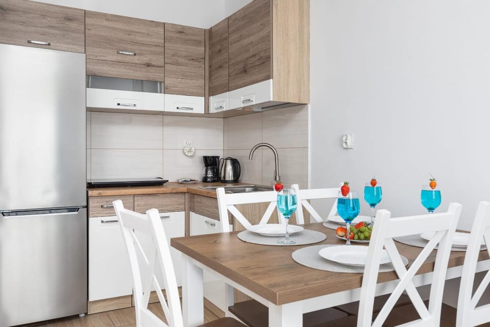 Coffee/tea facilities, Kitchen or kitchenette, stove
