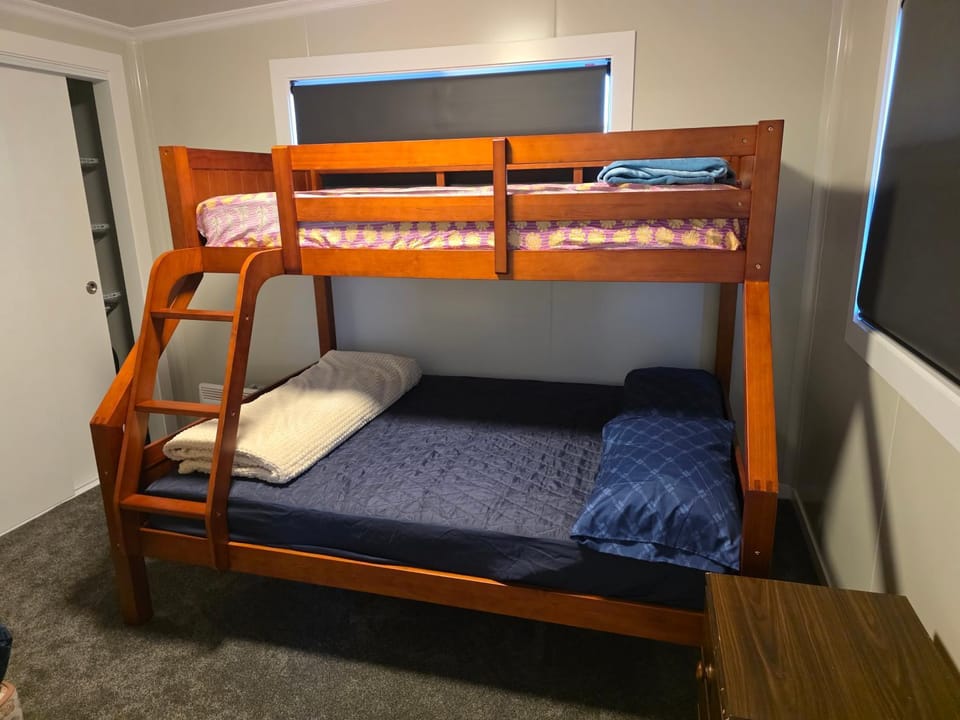 Peaceful 2BR Escape Walk to Bus Family Friendly Apartment in Christchurch