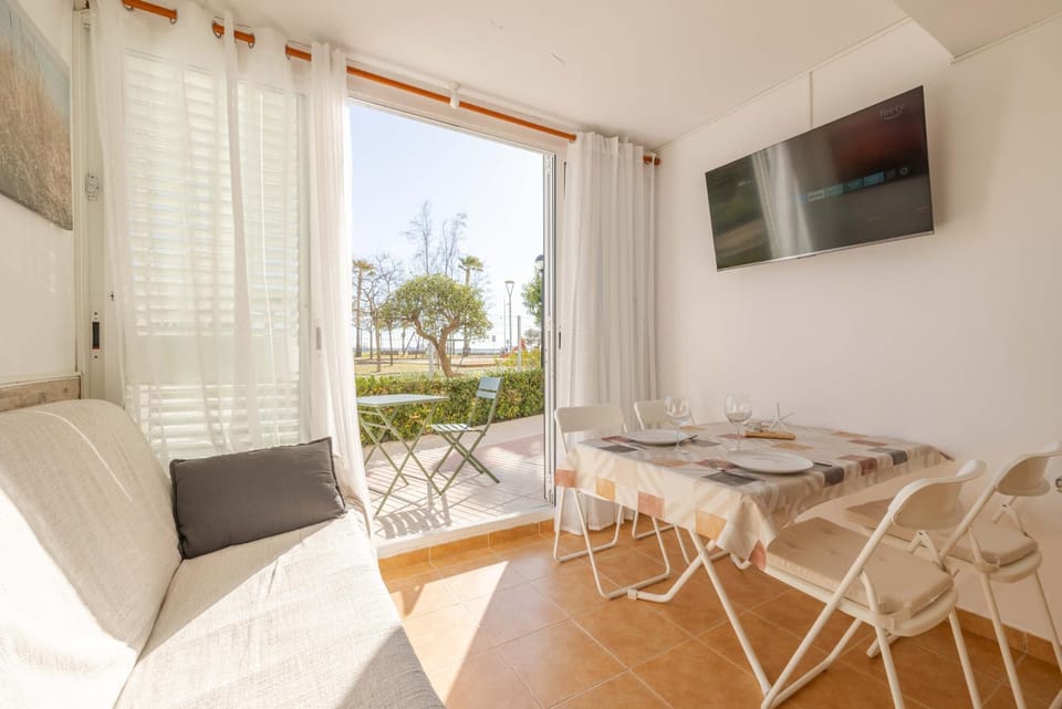 Patio, Communal lounge/ TV room, Day, TV and multimedia, View (from property/room), Balcony/Terrace, Living room, Seating area, Dining area