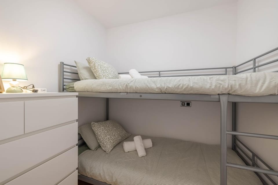 Bed, Photo of the whole room, Bedroom, bunk bed, towels