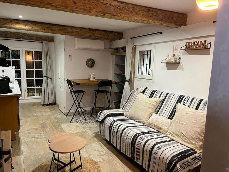 Studio avec double terrasse Roquefort les Pins Apartment in Roquefort-les-Pins