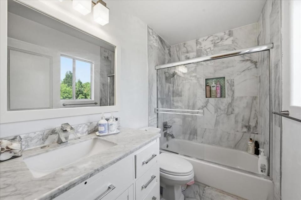 Extravagant Villa Near Beach & Hot Spots House in Lomita