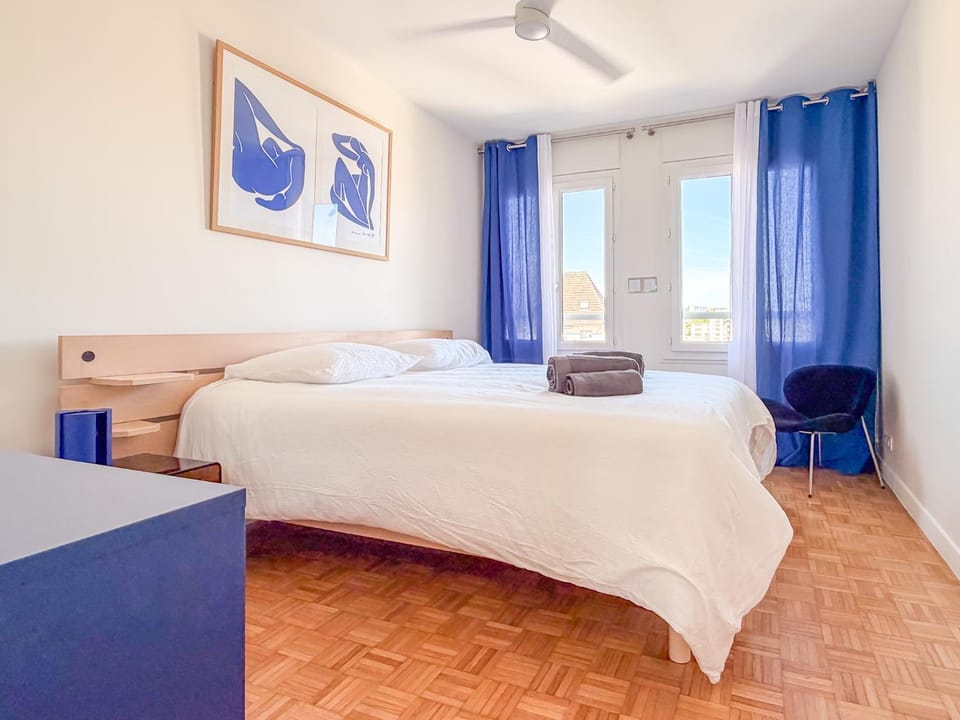Bed, Photo of the whole room, Bedroom