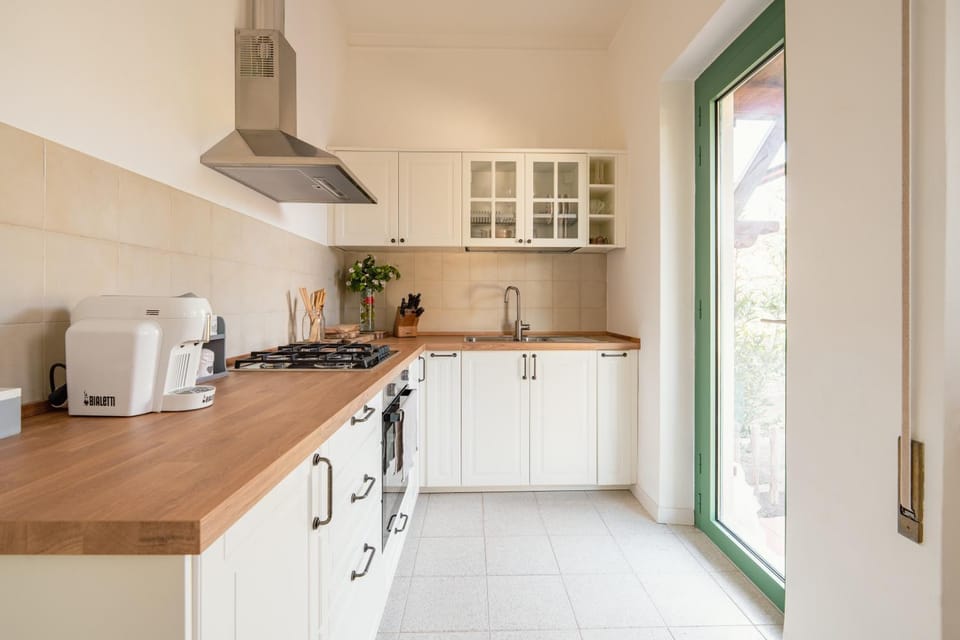 Coffee/tea facilities, Kitchen or kitchenette, stove