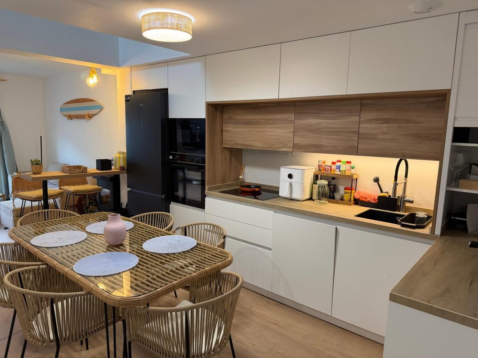 Coffee/tea facilities, Kitchen or kitchenette, Food and drinks, Dining area, Food, dishwasher, oven, stove, toaster