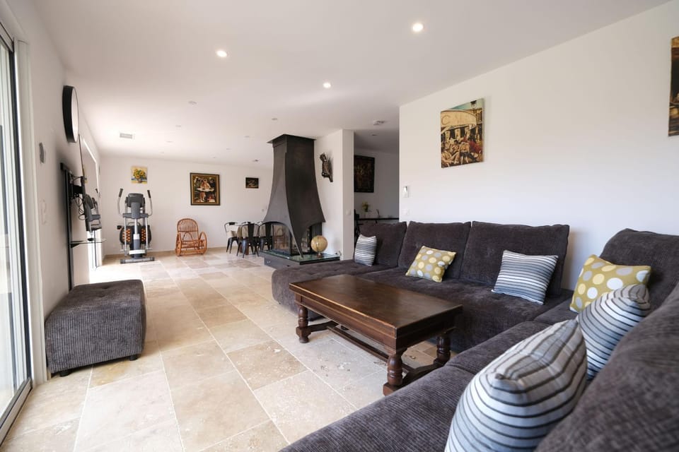 Communal lounge/ TV room, Living room