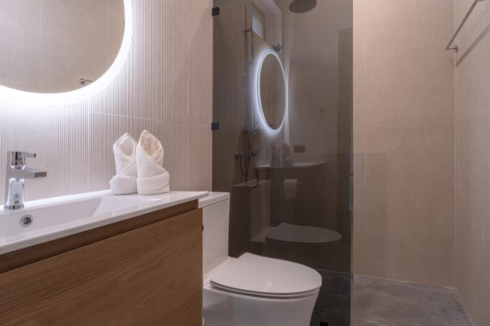 Shower, Toilet, towels