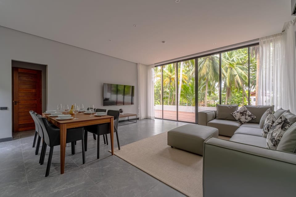 TV and multimedia, Living room, Seating area, Dining area