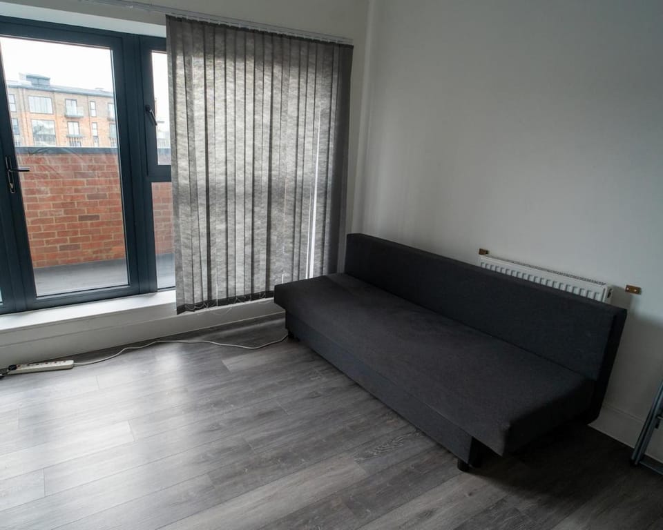 2 Bedroom penthouse flat in Dartford with free parking and next to station Apartment in Dartford