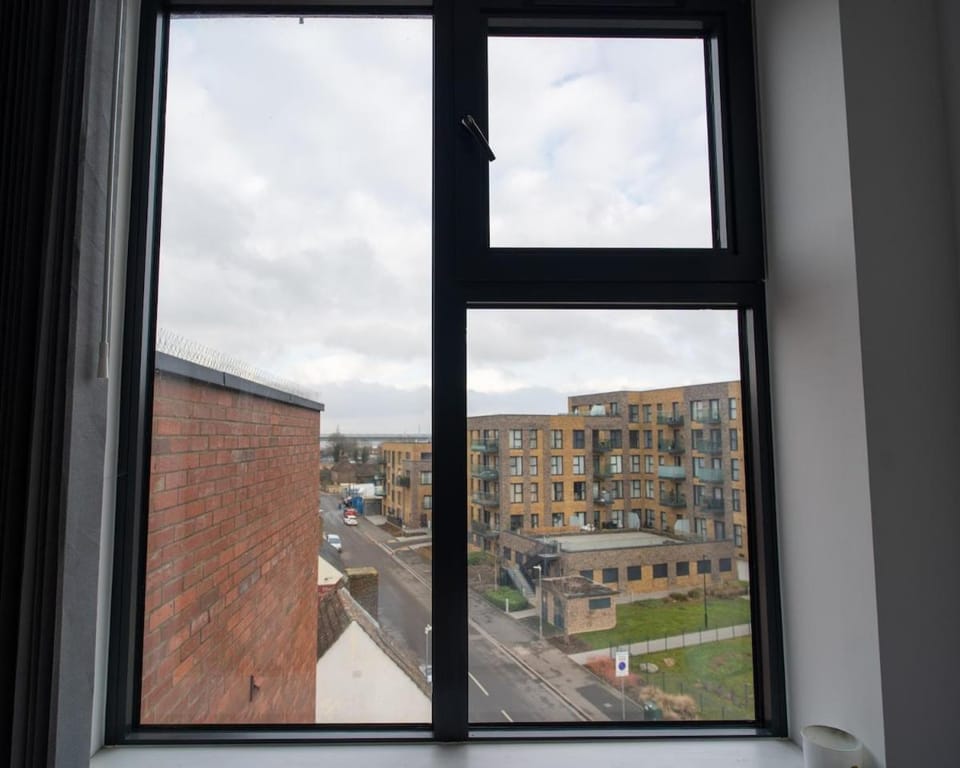 2 Bedroom penthouse flat in Dartford with free parking and next to station Apartment in Dartford