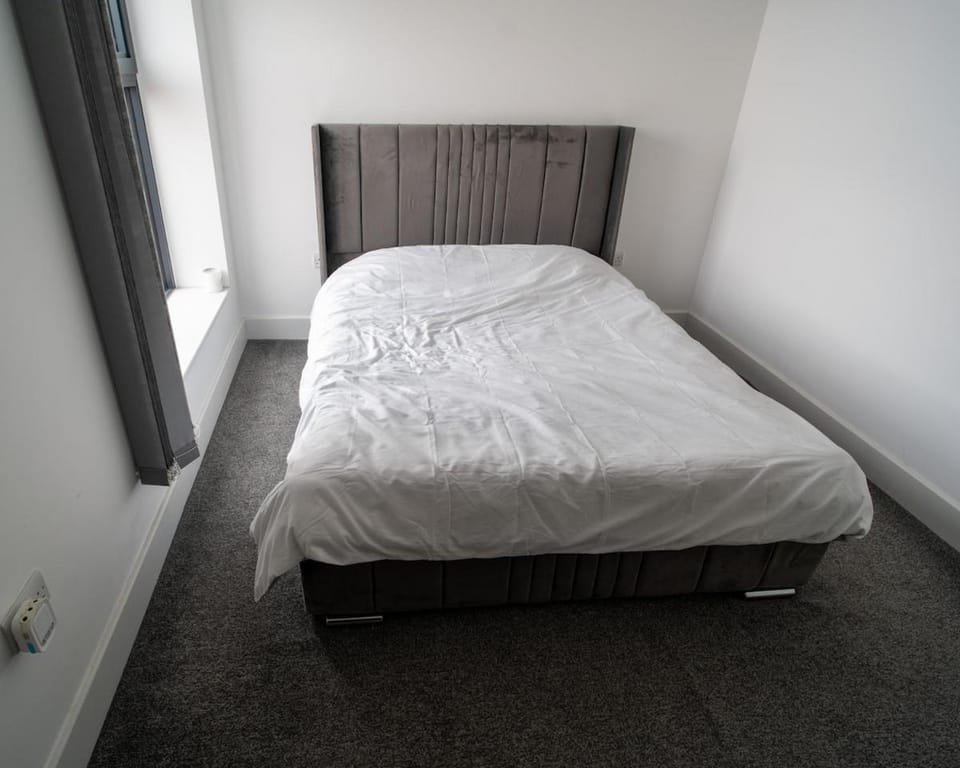 2 Bedroom penthouse flat in Dartford with free parking and next to station Apartment in Dartford