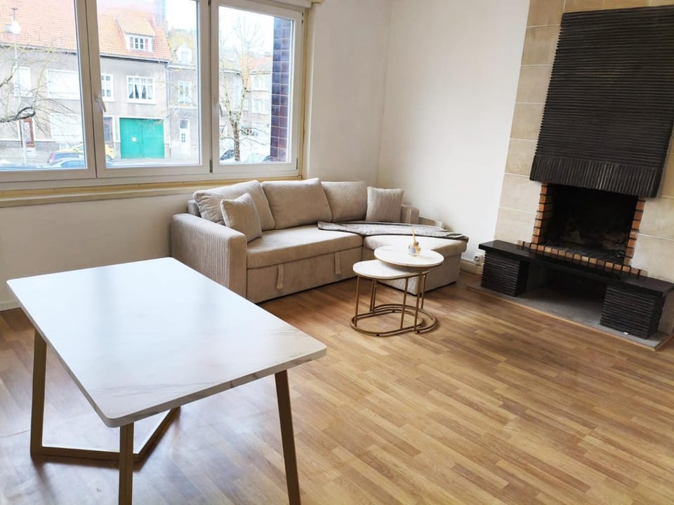 Appartement lumineux avec terrasse de 40m2 10min des remparts Apartment in Hauts-de-France