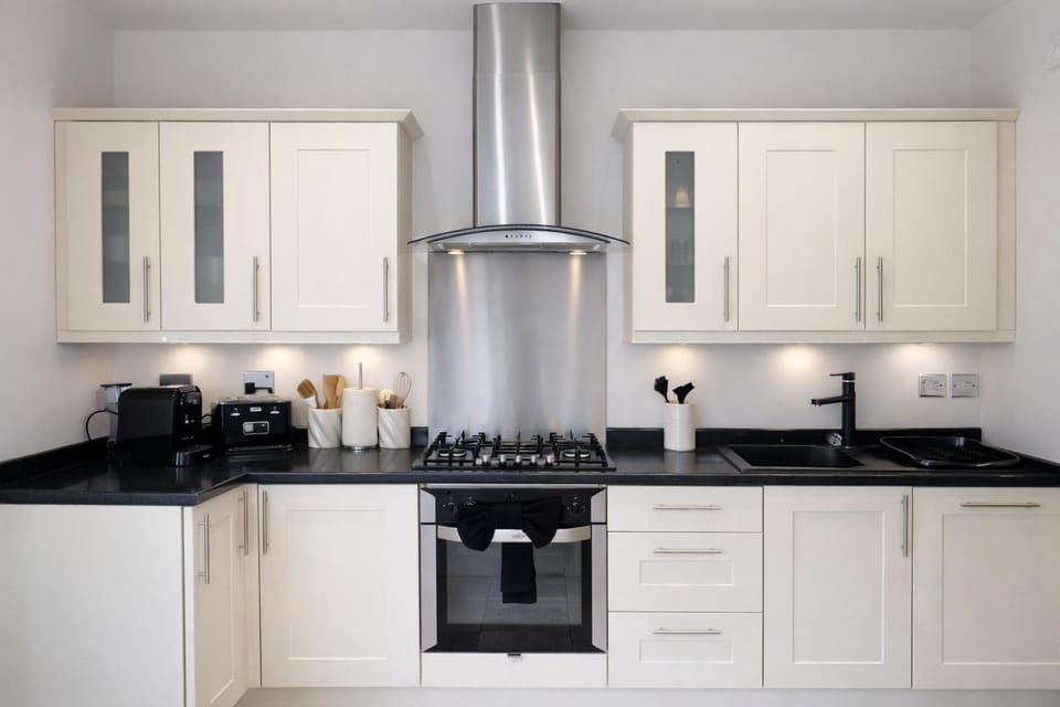 Lily's Pad - 3BR House, Cosy City Living, Patio, Parking, Sleeps 6 House in Metropolitan Borough of Solihull