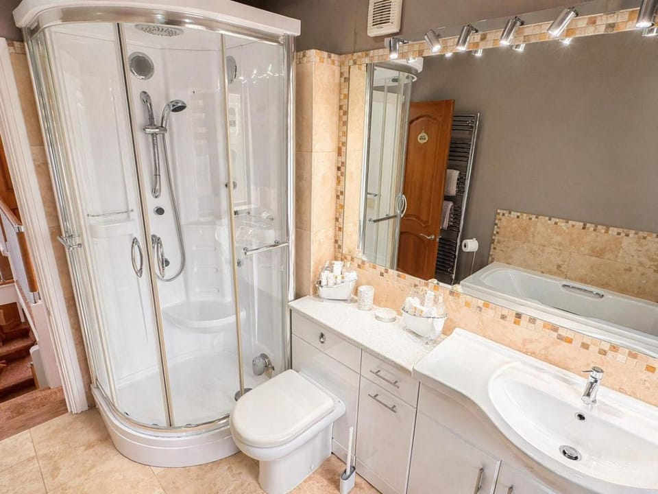 Lily's Pad - 3BR House, Cosy City Living, Patio, Parking, Sleeps 6 House in Metropolitan Borough of Solihull
