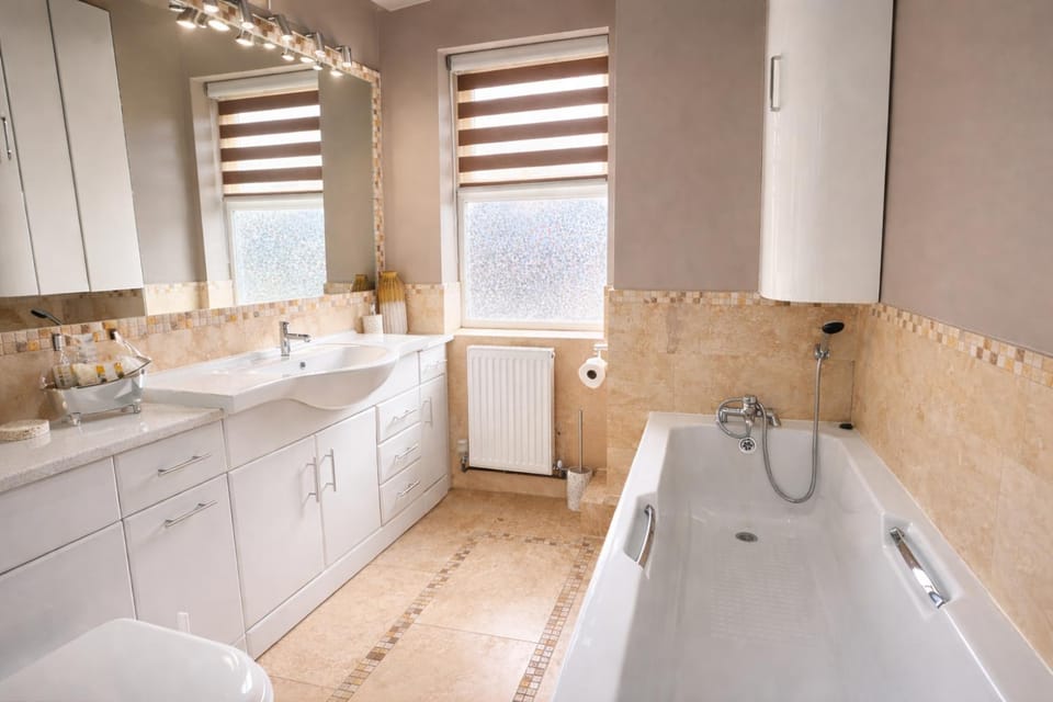 Lily's Pad - 3BR House, Cosy City Living, Patio, Parking, Sleeps 6 House in Metropolitan Borough of Solihull