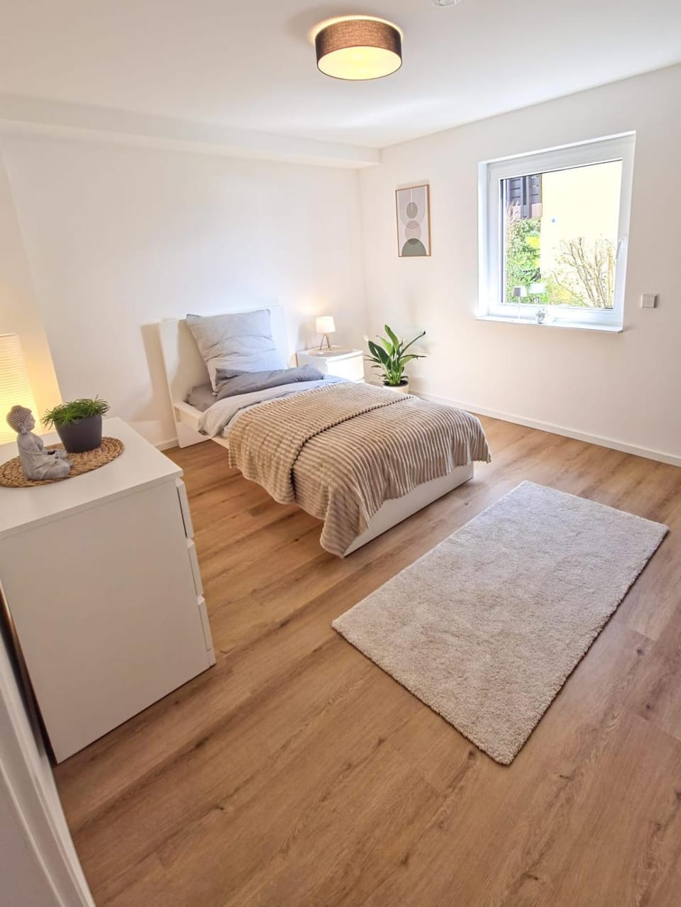 Photo of the whole room, Bedroom
