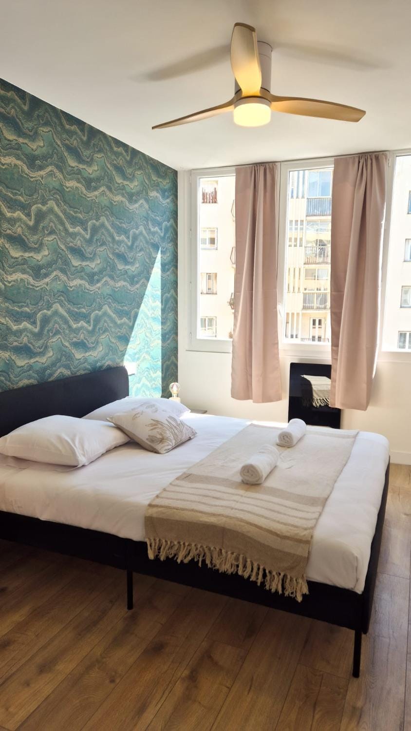 Photo of the whole room, Bedroom