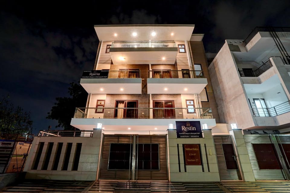 Property building, Facade/entrance, Night, View (from property/room)