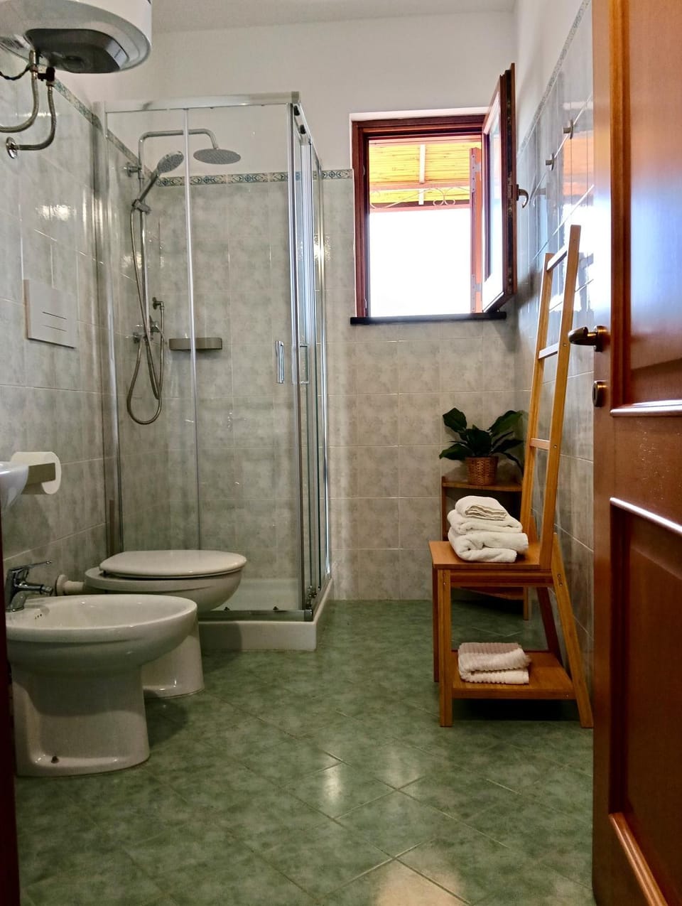 Shower, Toilet, Bathroom, bidet, towels