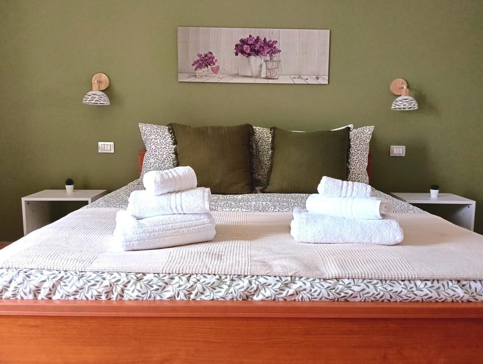 Bedroom, towels
