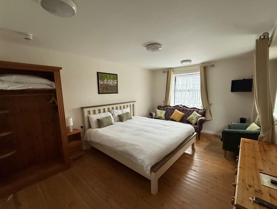 Bed, Photo of the whole room, Seating area, Bedroom