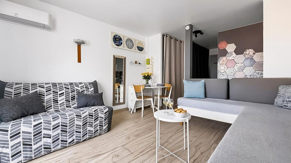 Living room, Seating area, air conditioner