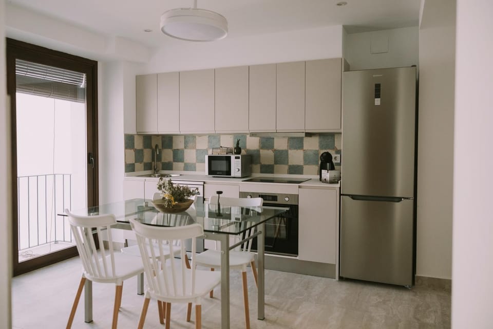 Coffee/tea facilities, Kitchen or kitchenette, Dining area, dishwasher, oven, stove, toaster