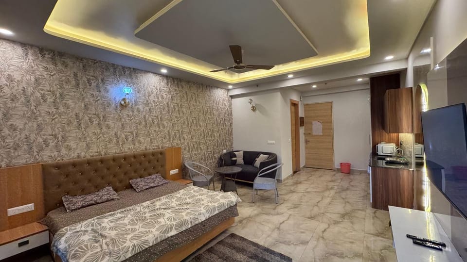 Gaurcity centre Apartment in Noida