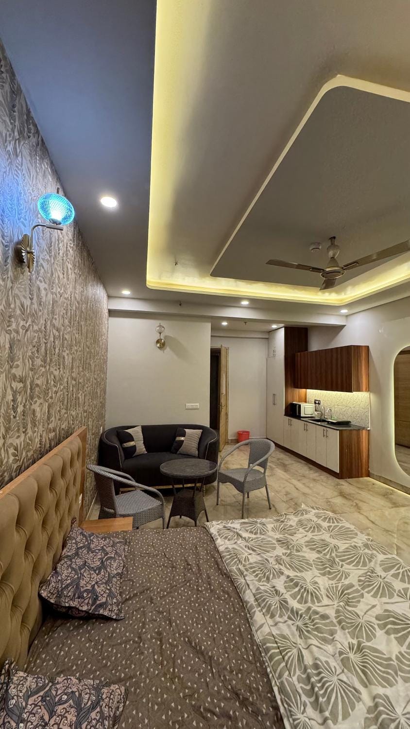 Gaurcity centre Apartment in Noida