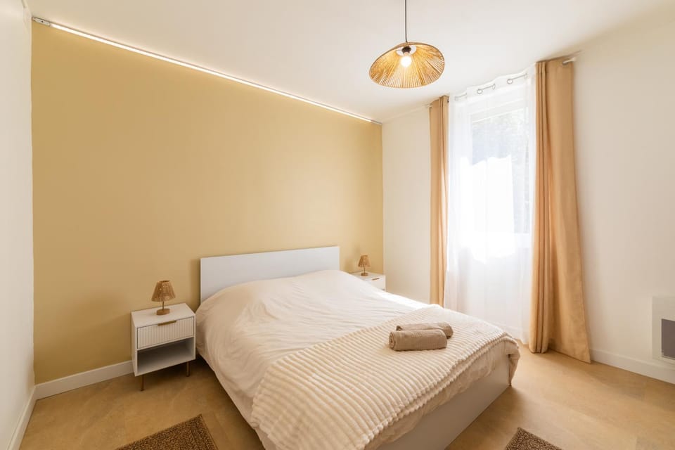 Photo of the whole room, Bedroom