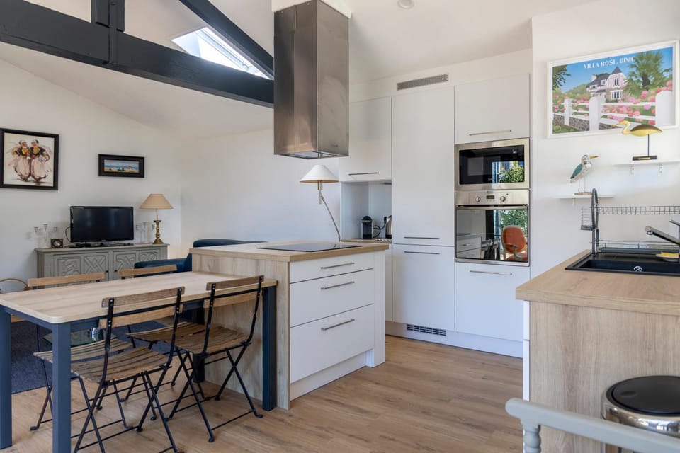 Kitchen or kitchenette, Dining area, oven, stove, toaster