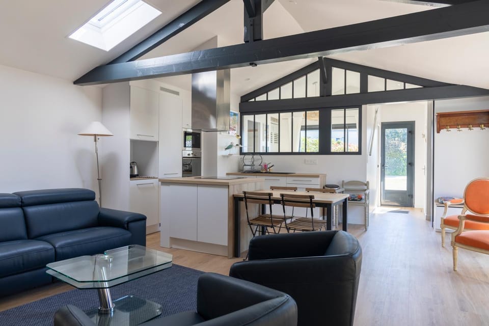 Kitchen or kitchenette, Living room, Seating area, Dining area