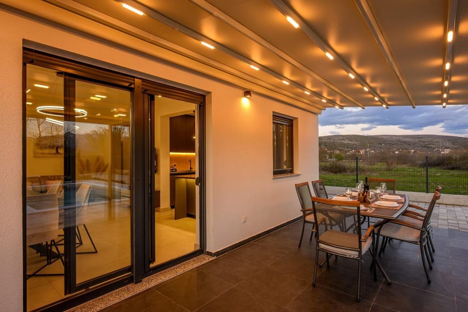 Balcony/Terrace, Seating area, Dining area, Swimming pool