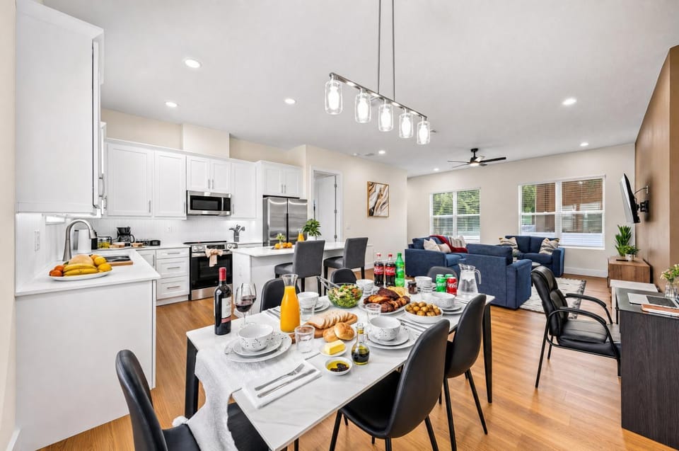 Private Patio Ground Floor Near Busch Gardens Apartment in Tampa