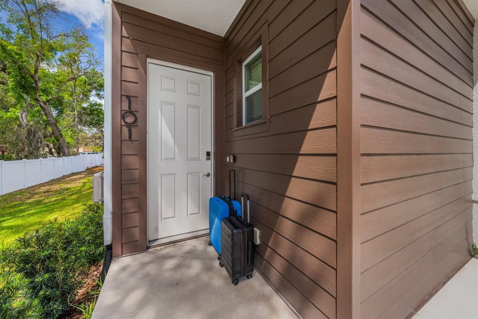 3BR3BA Private Balcony Sleeps 8 Near Busch Gardens Apartment in Tampa