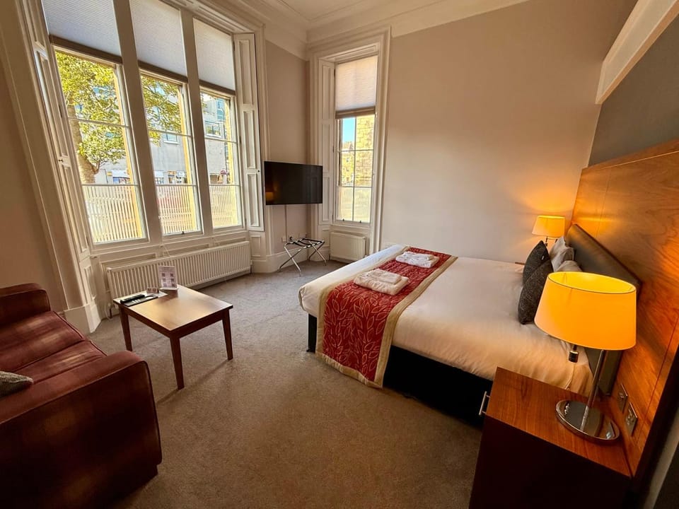 Bed, TV and multimedia, Living room, Seating area, Bedroom