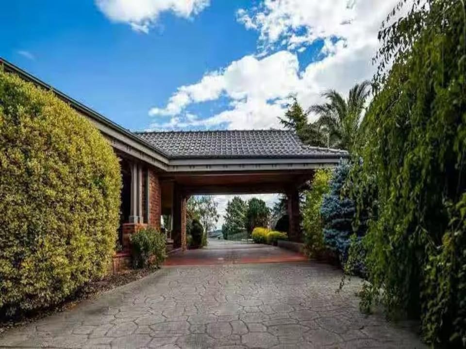 Oak Hill Estate - Chirnside Park House in Melbourne