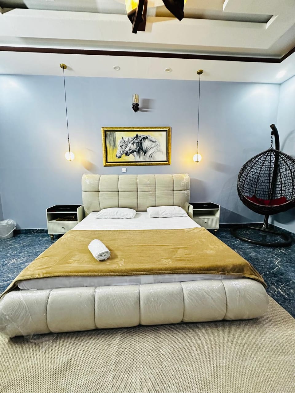 2 BR luxurious suite-5 mins Airport Apartment in Karachi