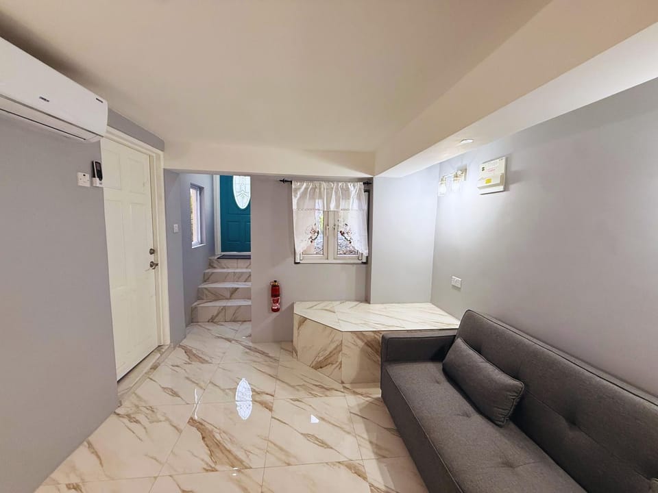 Hilltop Condos Unit 5 Modern 1BR Near Rodney Bay Apartment in Caribbean