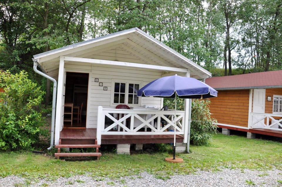 Forteca, rustykalne drewniane domki nad brzegiem stawu, łazienki współdzielone Campground/ 
RV Resort in Lower Silesian Voivodeship
