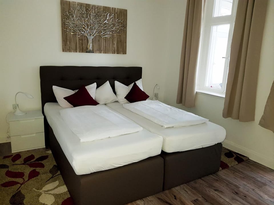 Photo of the whole room, Decorative detail