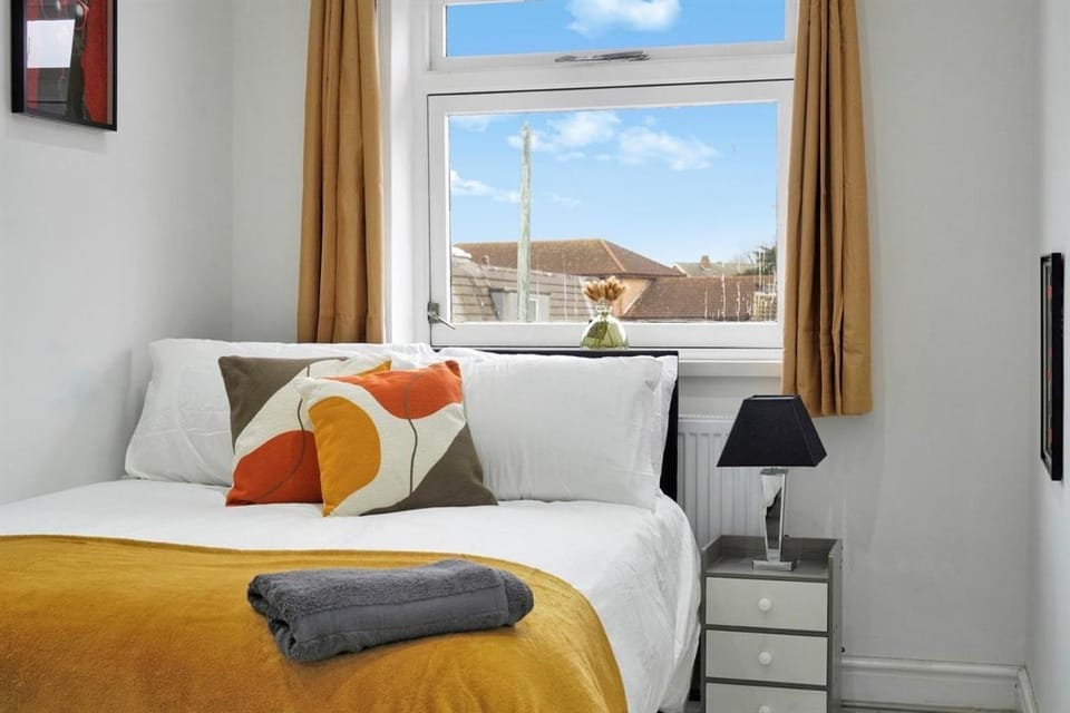Newly Renovated 4 bed flat- Nuxley Road House in London