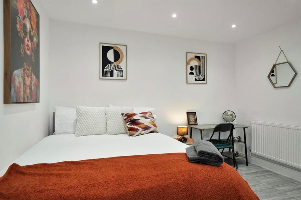 Newly Renovated 4 bed flat- Nuxley Road House in London