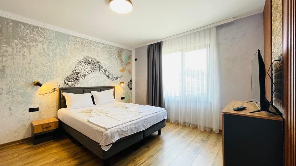 Bed, TV and multimedia, Bedroom