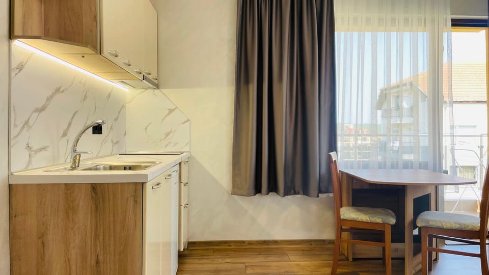 Kitchen or kitchenette, Dining area, stove