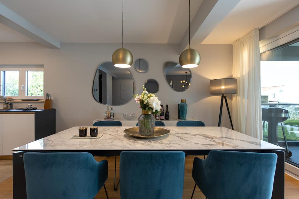 Kitchen or kitchenette, Dining area