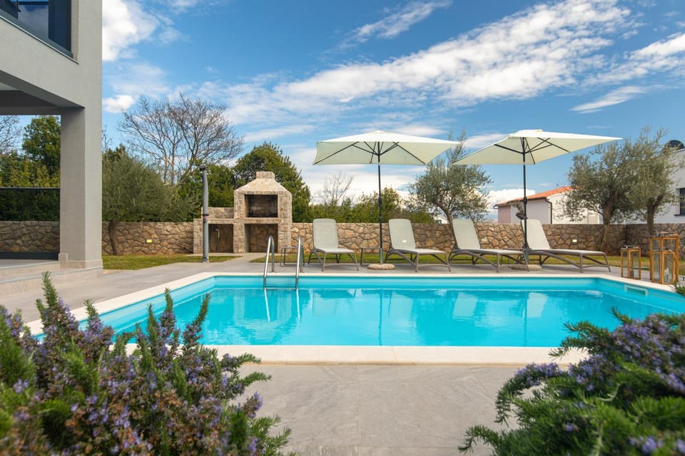 Patio, Day, Garden, Pool view, Swimming pool, sunbed