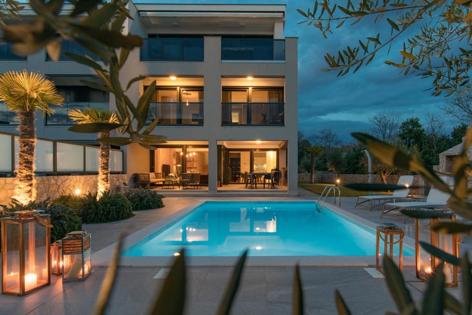 Property building, Swimming pool